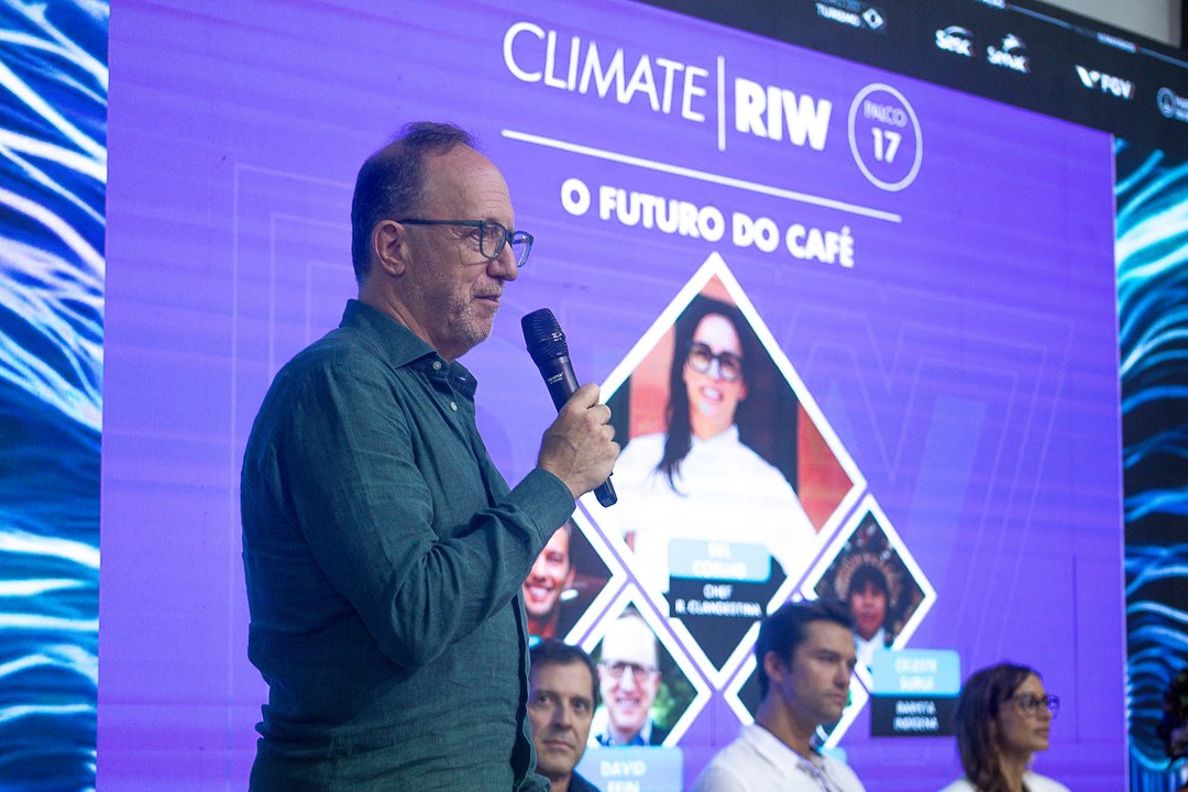 David Fein moderating the panel at Rio Innovation Week