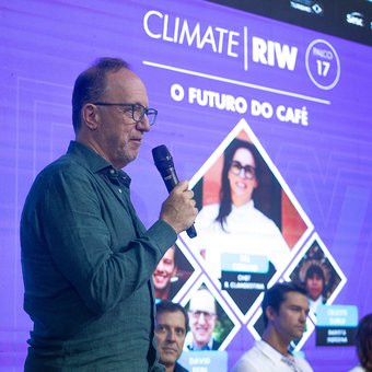 David Fein moderating the panel at Rio Innovation Week